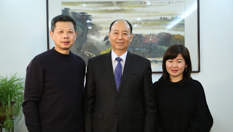 圖為風(fēng)帆有限責(zé)任公司董事長、黨委書記劉寶生與《新能源1+1》節(jié)目制作團(tuán)隊(duì)合影