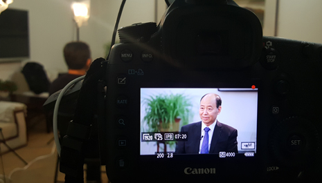 圖為風(fēng)帆有限責(zé)任公司董事長、黨委書記劉寶生接受《新能源1+1》視頻人物專訪節(jié)目組采訪