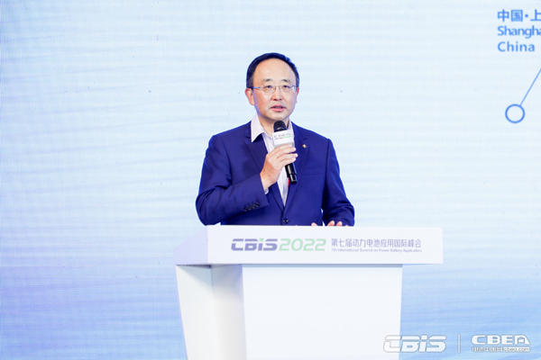 欣旺達(dá)電子股份有限公司副總裁梁銳主持“低碳背景下的動(dòng)力電池全球化格局”主題論壇