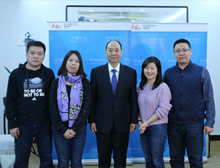 圖為《中國(guó)制造》調(diào)研組一行與風(fēng)帆股份董事長(zhǎng)劉寶生合影