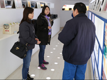 圖為《中國(guó)制造》調(diào)研組一行參觀風(fēng)帆股份產(chǎn)業(yè)園