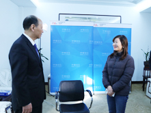圖為風(fēng)帆股份董事長(zhǎng)劉寶生在采訪結(jié)束后和記者交談